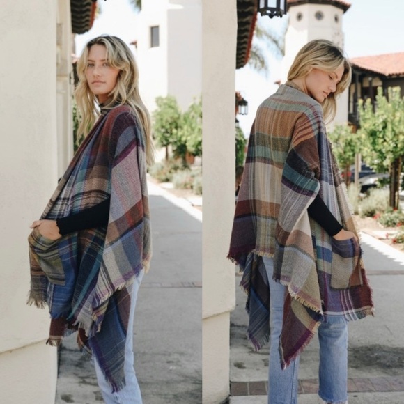 Multi-Color Plaid Ruana w/Pockets - Picture 3 of 4